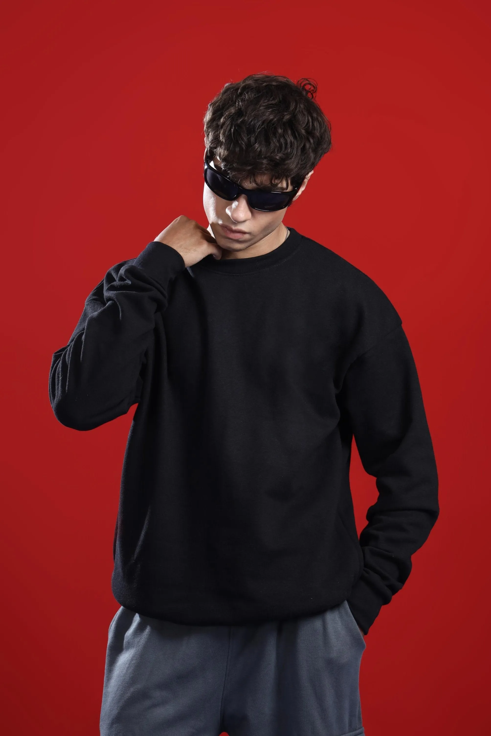 BLACK OVERSIZED BASIC SWEATSHIRT